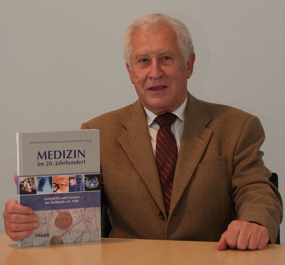Prof. Hans Joachim Winckelmann mit Buch