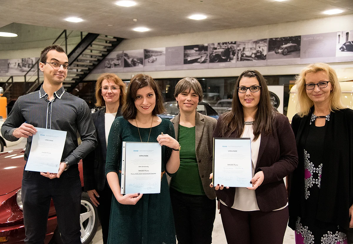 [Translate to english:] Die DAAD-Preisträger mit ihren Laudatorinnen (v.l.): Szilard Dombi, Prof. Marianne von Schwerin (HSU), Parisa Khalaghi, Prof. Irene Bouw (Uni Ulm), Eleonora Petrova und Prof. Julia Kormann (HNU). (Foto: HS Ulm)