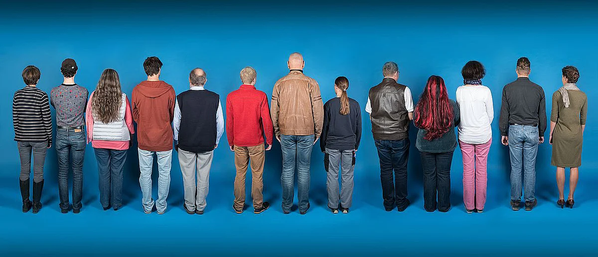 Menschengruppe von hinten 