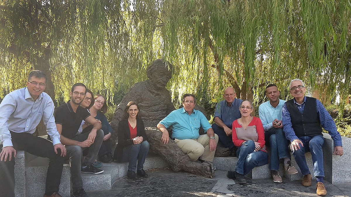 Wissenschaftler aus Deutschland, Israel und Palästina unter Einstein-Statue