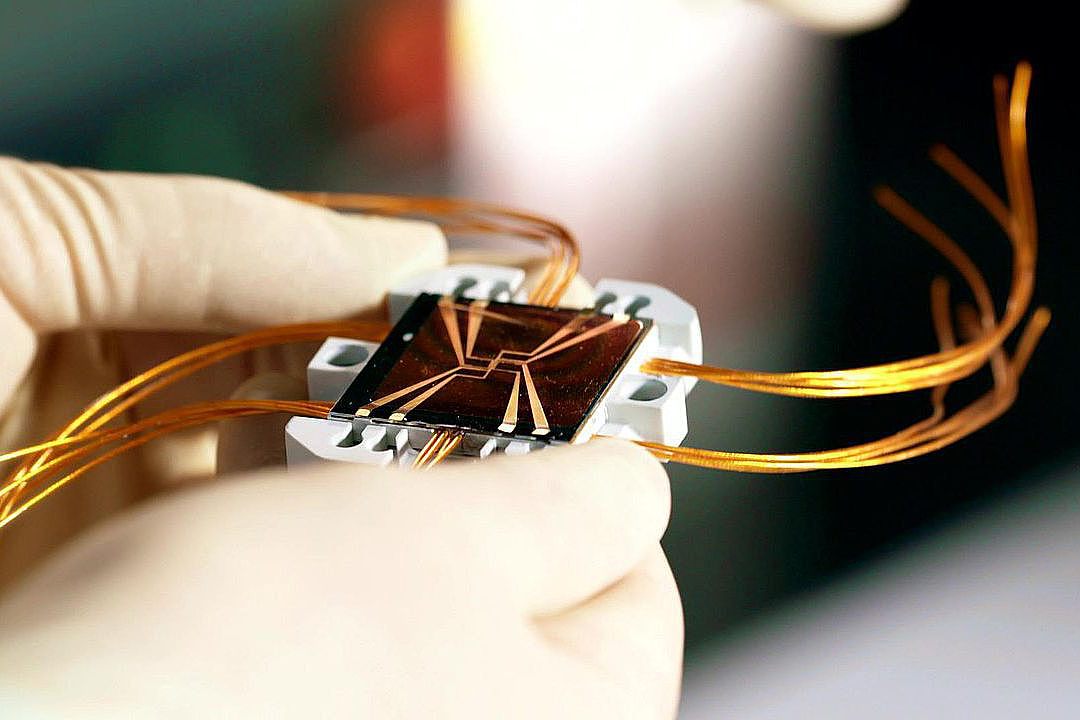 Hand hält Chip für die Raumfahrt