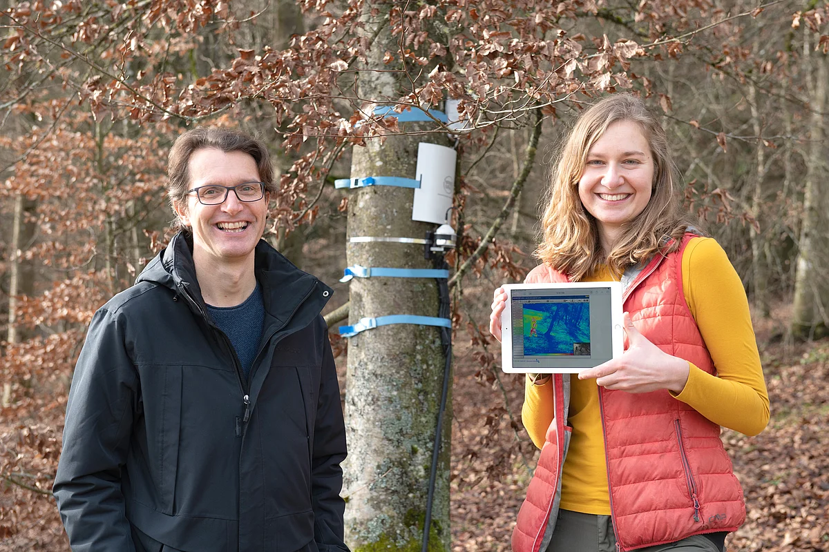 Steven Jansen und Cora Carmesin mit Berti, der Buche 