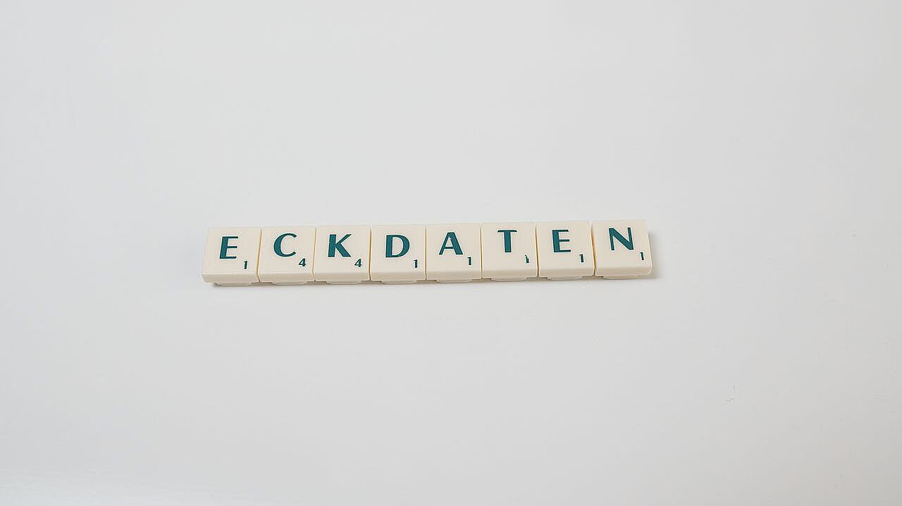 Eckdaten des Studiengangs Buchstabenwürfel bilden das Wort Eckdaten