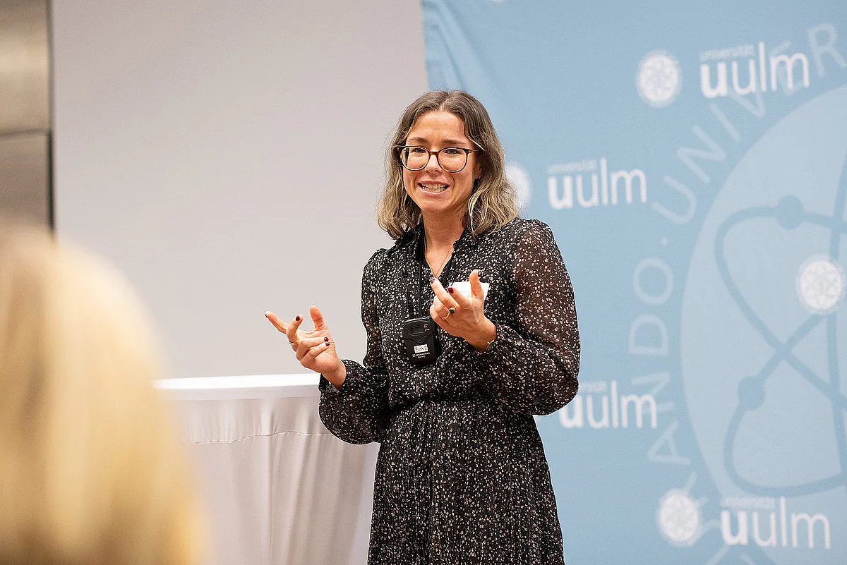 [Translate to English:] Dr. Sarah Hitzler bei ihrem Science Pitch