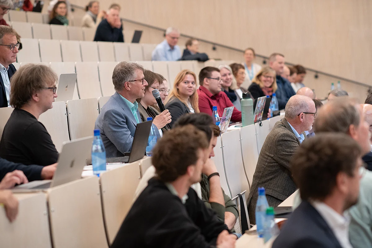 Mitglieder der Universität konnten Fragen an den Kandidaten stellen
