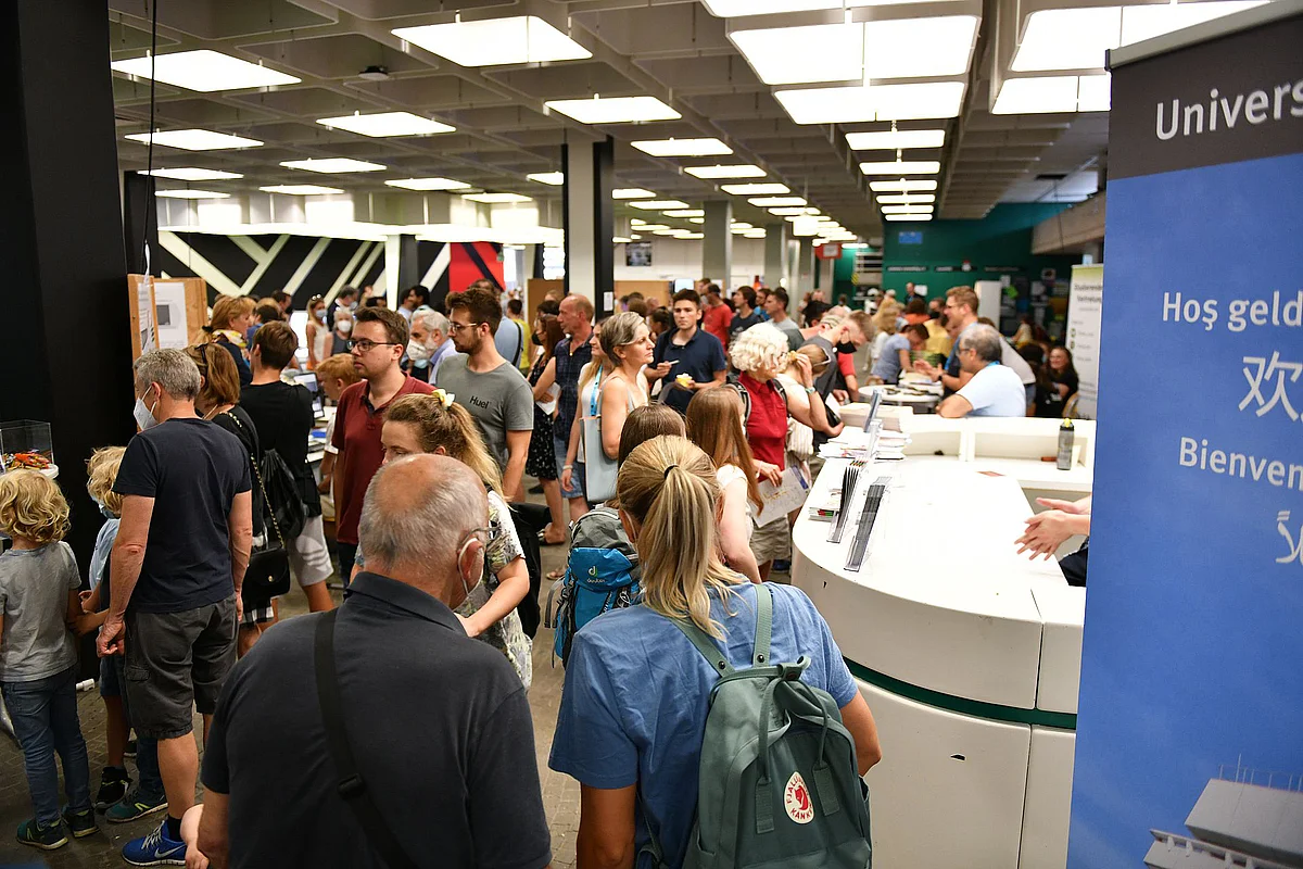 Menschen im Forum beim Langen Abend der Wissenschaft 