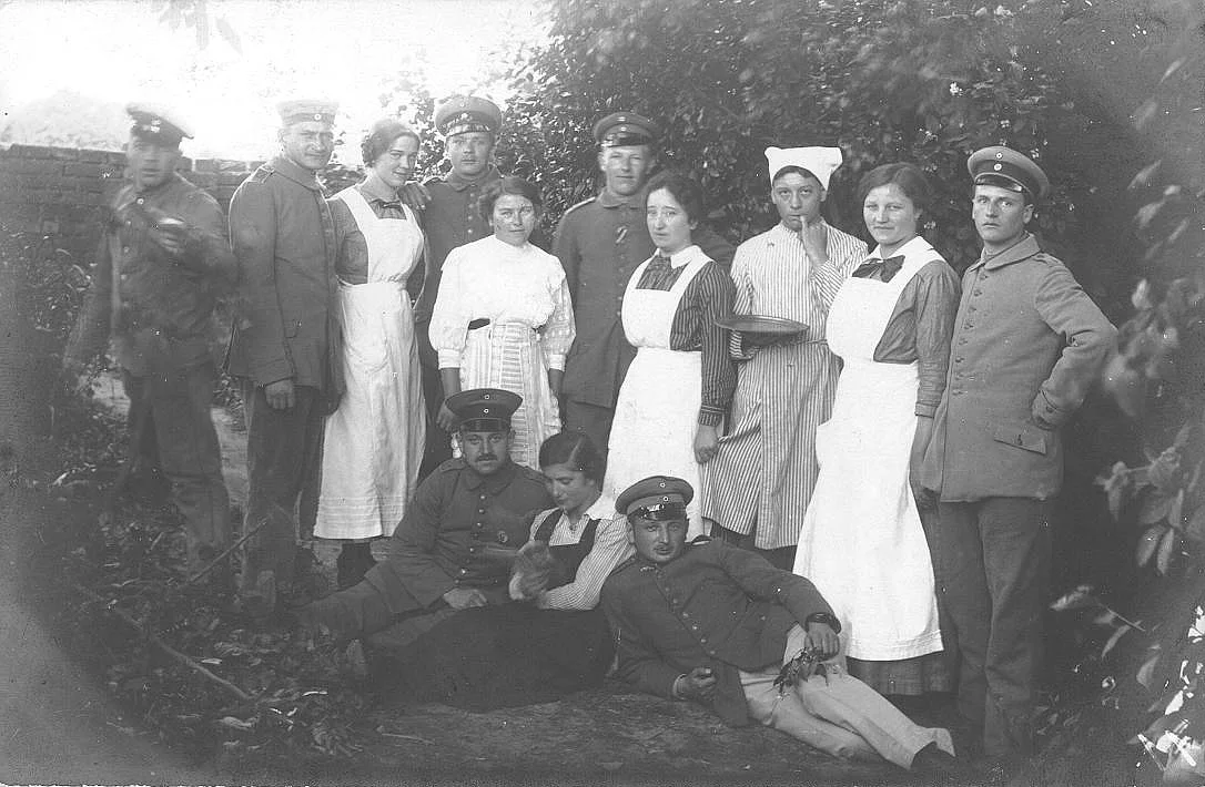 Patienten und Pflegerinnen des Vereinslazaretts Ingenheim/Pfalz, um 1916 – als Feldpostkarte gelaufen nach Roßleben a.d. Unstrut, 31.5.1916 - Sammlung Peter Steinkamp