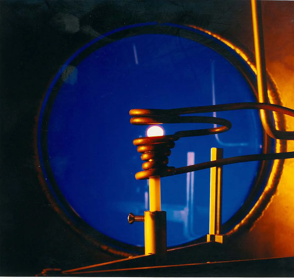 Bild 1: Prozessanlage: Elektromagnetischer Levitator auf Parabelflügen.
Bild 2: Elektromagnetische Levitationsanlage an Bord des Airbus A300. Kontaktlose Messung von Oberflächenspanung und Viskosität von hochtemperatur metallischen Schmelzen.
Bild 3: