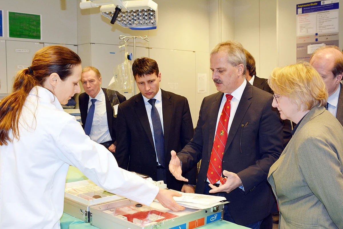 Prof. Florian Gebhardt zeigt den Ulmer Notfallkoffer
