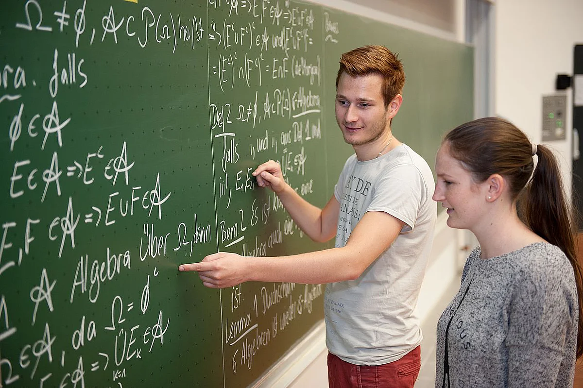 [Translate to english:] Studierende an der Uni Ulm