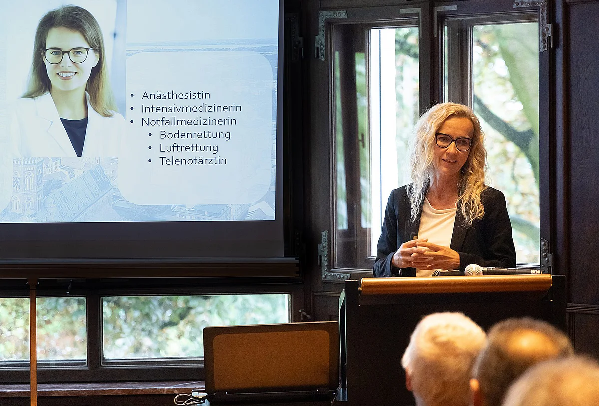 Prof. Bettina Jungwirth stellt die neue Ahnefeld-Stiftungsprofessorin Camilla Metelmann vor 