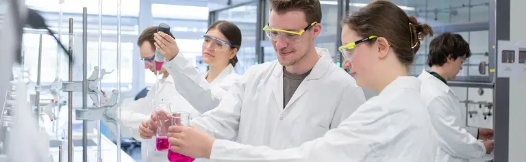 Studierende im Chemielabor