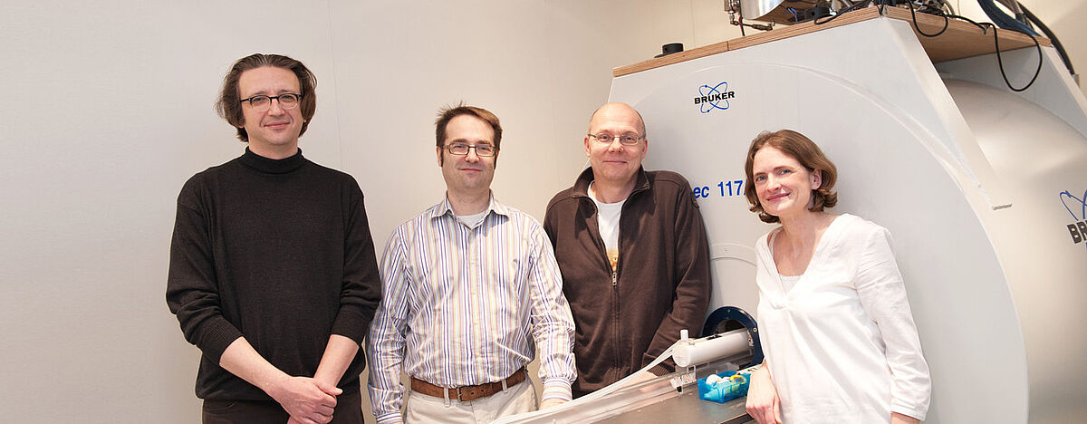 Forscher um Prof. Fedor Jelezko, Prof. Martin Plenio, Prof. Volker Rasche und Prof. Tanja Weil (v.l.) wollen die Magnetresonanztomographie dank Nanodiamanten verbessern (Foto: Eberhardt/kiz)