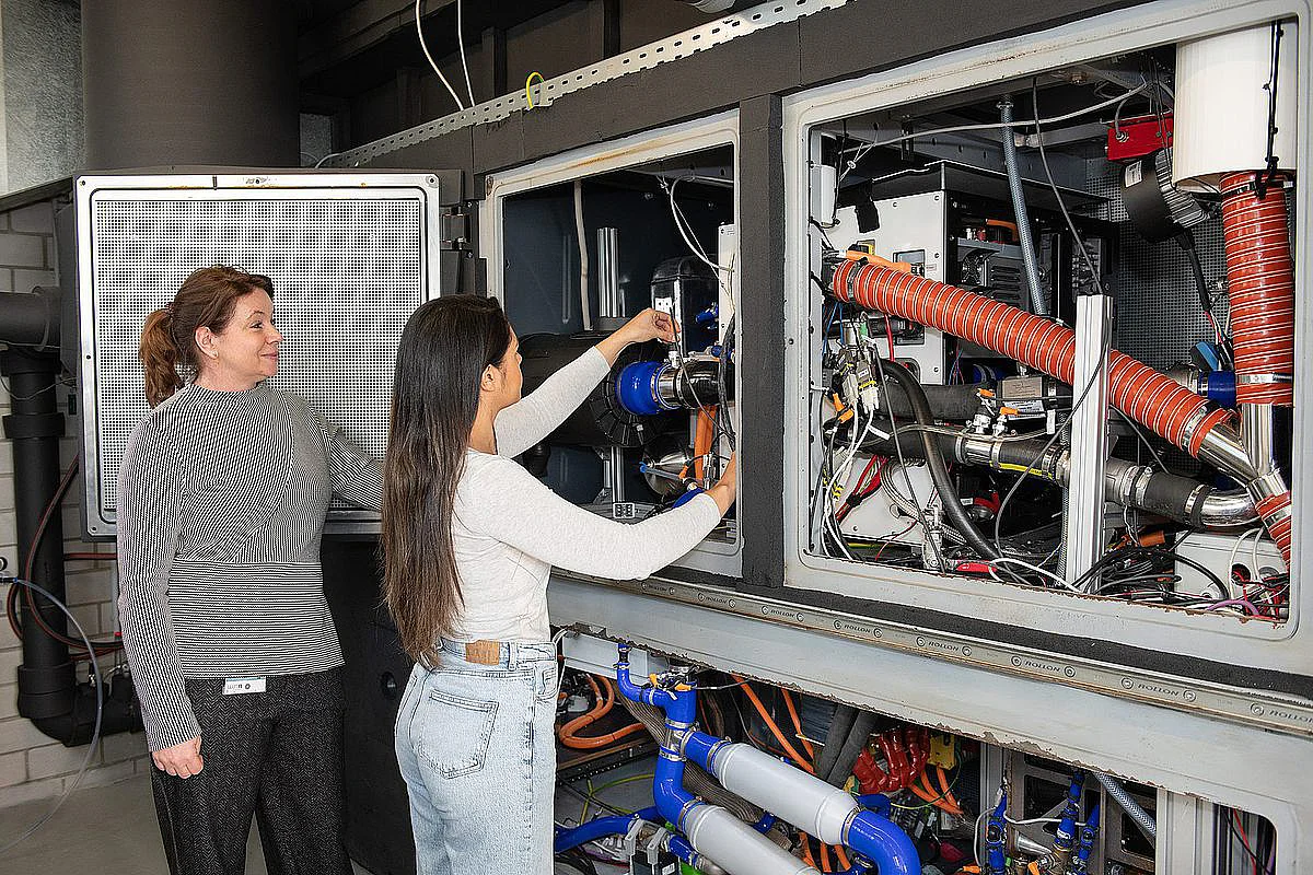 In der klimatisierten Höhenkammer an der Uni Ulm können vollständige Antriebssysteme sowie im Gesamtsystem verbaute neue Entwicklungskomponenten unter Luftfahrt-Bedingungen realitätsnah getestet und bewertet werden