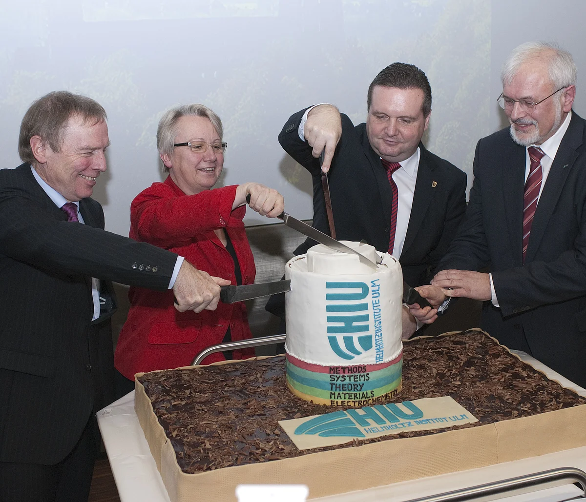 Symbolischer Anschnitt der Gründungstorte: (v.l.) Prof. Karl Joachim Ebeling, Prof. Annette Schavan, Stefan Mappus und Prof. Eberhard Umbach
Erläuterte das Konzept des neuen Instituts: KIT-Präsident Prof. Eberhard Umbach