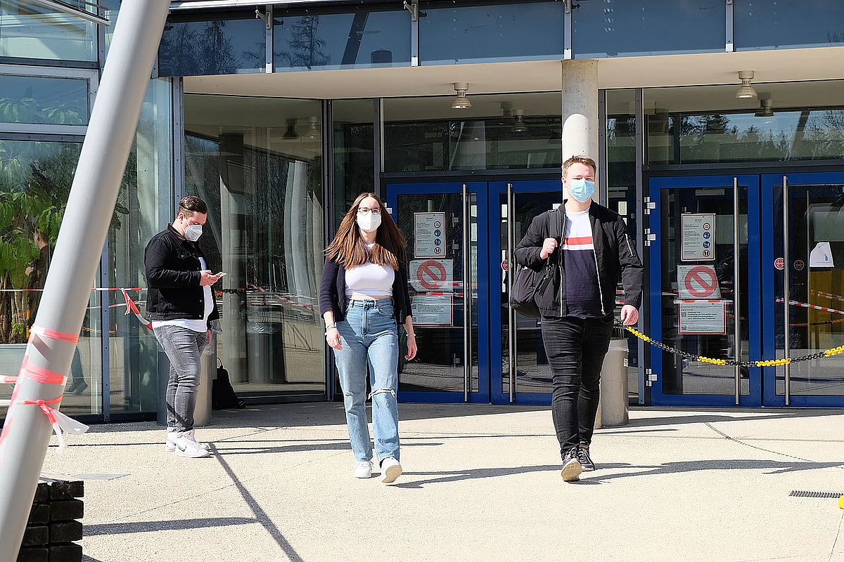 Studierende mit Corona-Maske vor der Uni Ulm