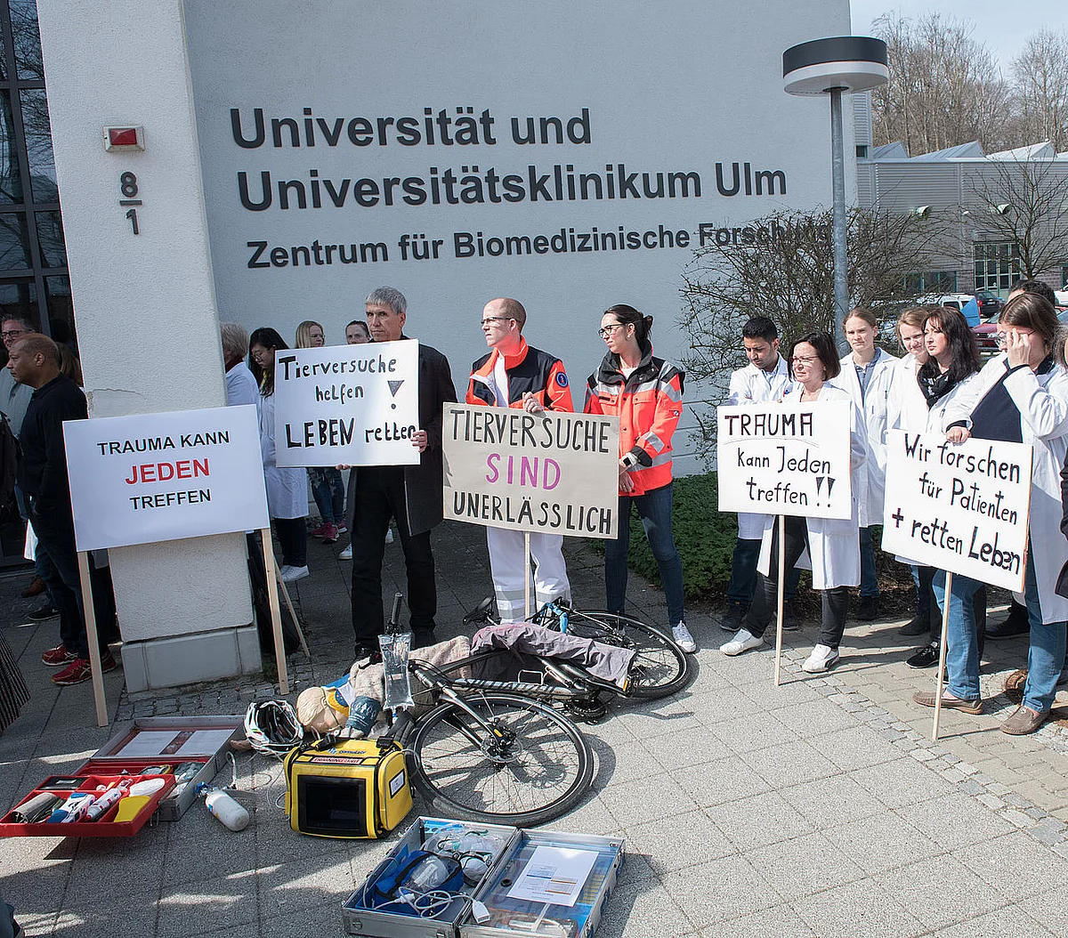 Forschende stehen hinter Versuchen