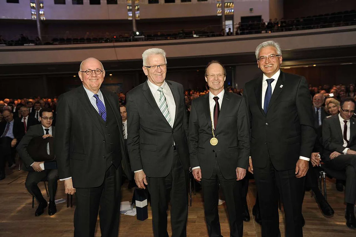Universitätsjubiläum mit prominenten Gratulanten (v.l.): DFG-Präsident Prof. Peter Strohschneider, Ministerpräsident Winfried Kretschmann, Prof. Michael Weber (Präsident Universität Ulm) und der Ulmer Oberbürgermeister Gunter Czisch