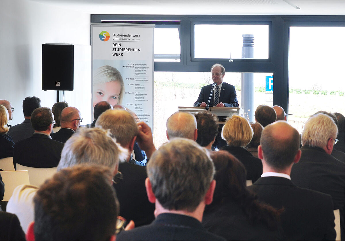 Universitätspräsident Professor Michael Weber bei der feierlichen Eröffnungsfeier (Foto: Studierendenwerk Ulm) 