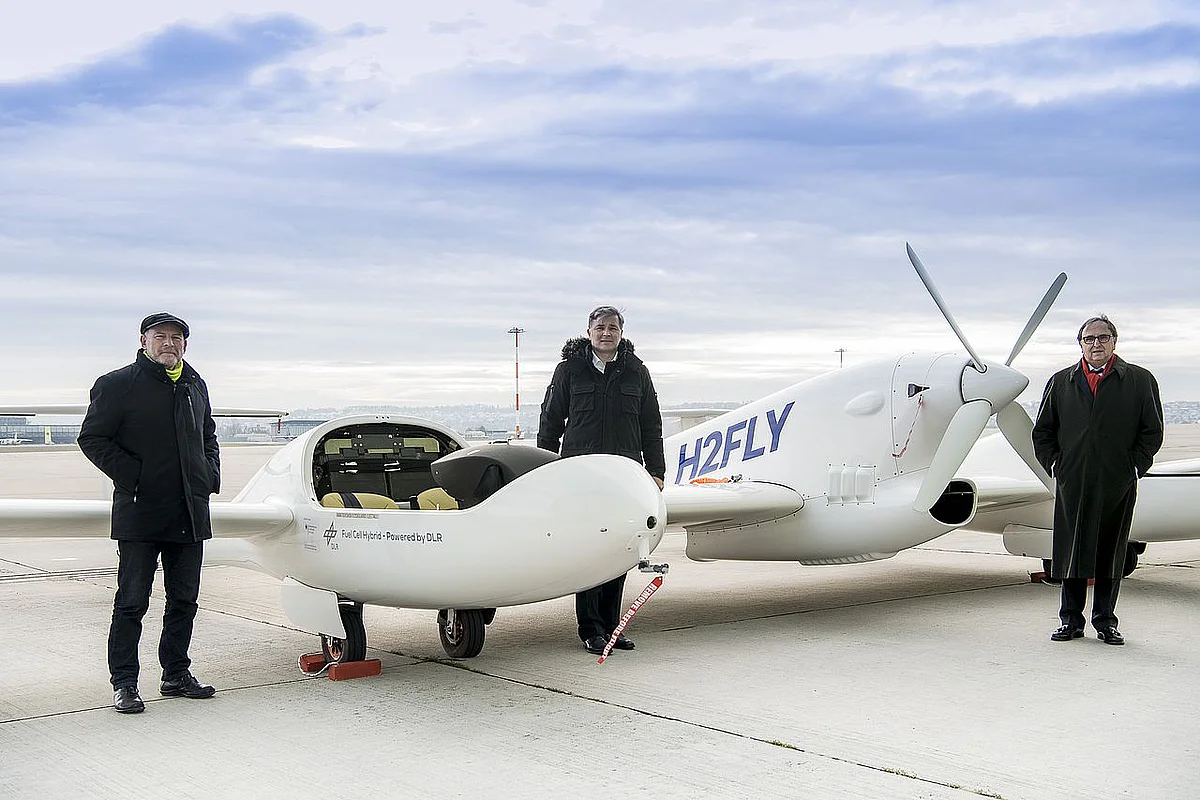 Verkehrsminister Winfried Hermann, Hy4-Projektleiter Prof. Josef Kallo und Flughafengeschäftsführer Walter Schoefer bei der Präsentation der neuesten Generation des  Wasserstoff-Flugzeugs Hy4 am Flughafen Stuttgart