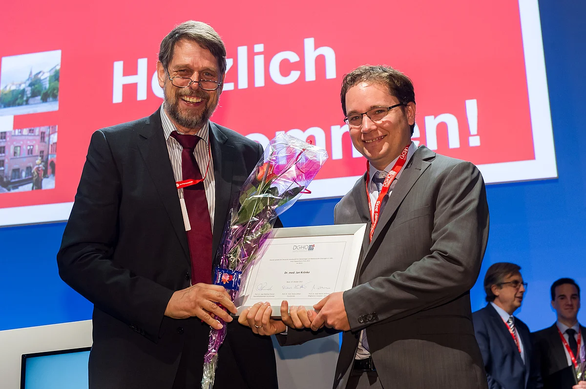 Prof. Mathias Freund, geschäftsführender Vorsitzender der DGHO (links), verleiht Dr. Jan Krönke den Artur-Pappenheim-Preis (Foto: Reimo Schaaf)