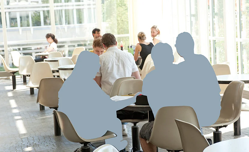 Studierende an der Uni Ulm mit Schattenbild 