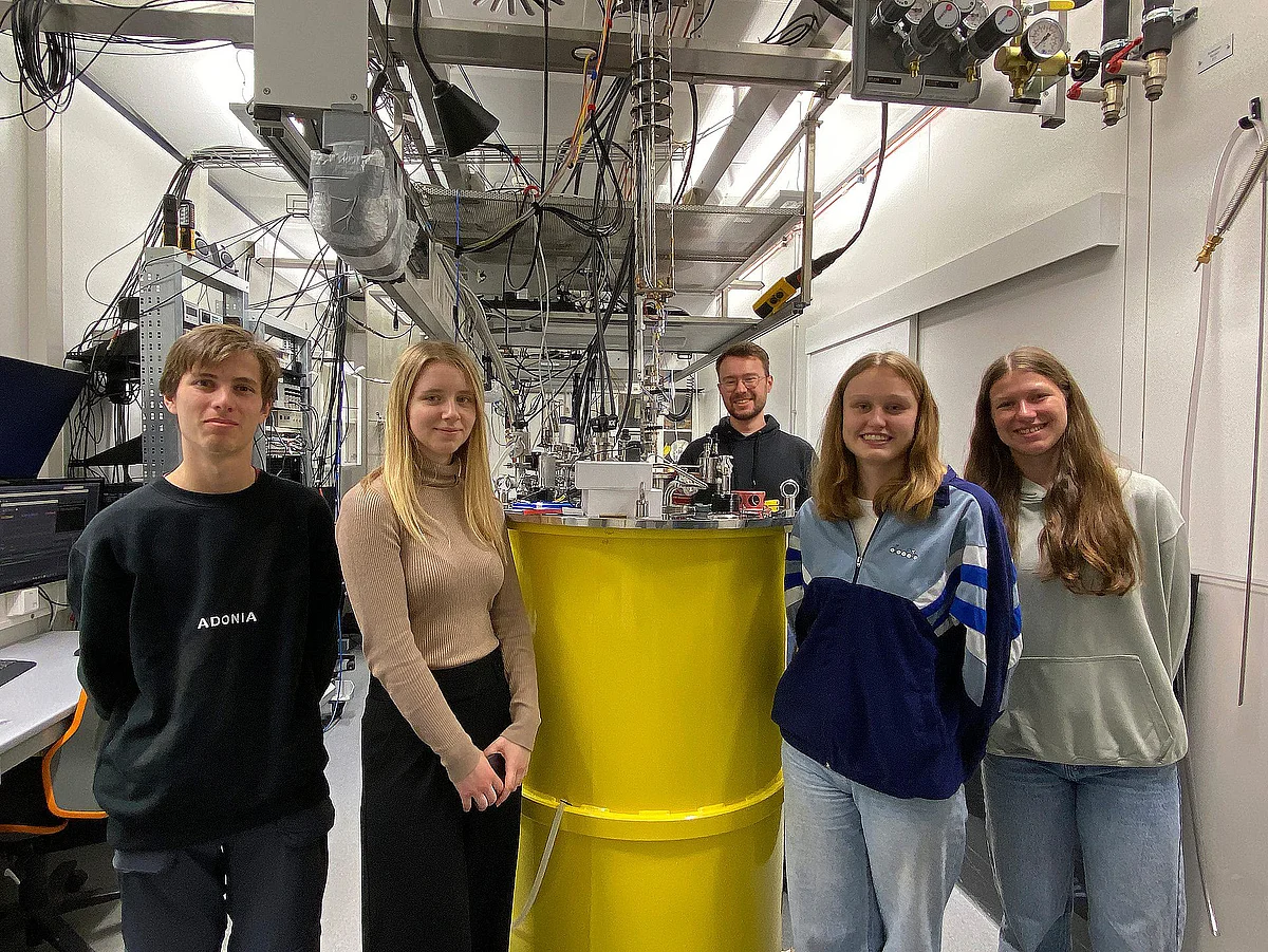Schülerinnen und Schüler beim Laborbesuch im Institut für Quantenoptik