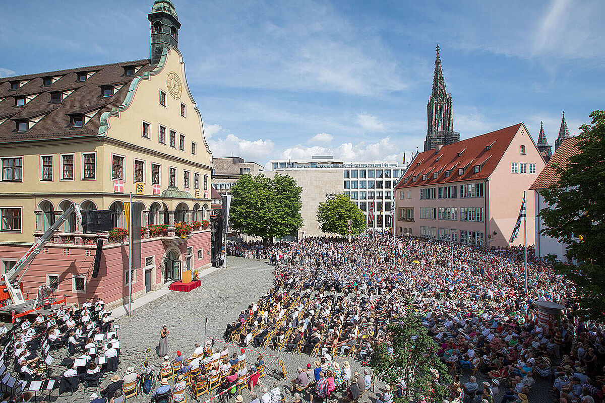 Publikum im Weinhof