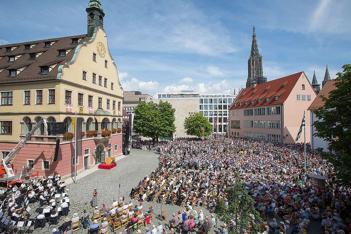Publikum im Weinhof