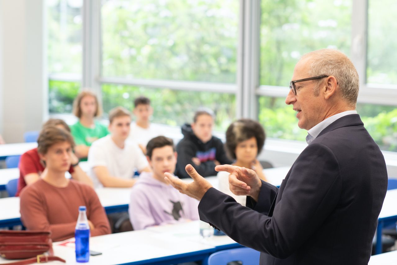 Hr. Prof. Dr. Stefan Funken, Dekan der Fakultät für Mathematik und Wirtschaftswissenschaften eröffnet in einer Begrüßungsrede das MaWi Summer Camp 2023