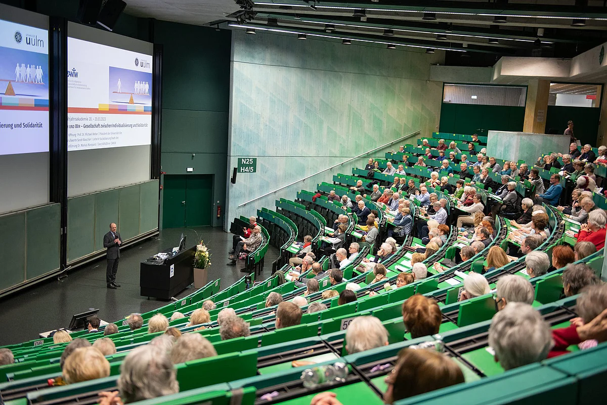 Universitätspräsident Prof. Michael Weber eröffnet die Akademiewoche im Frühjahr 2023 