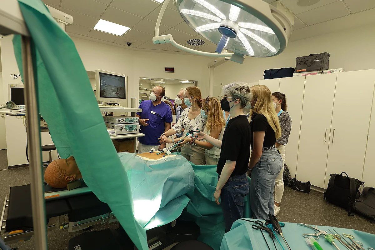 Besucher beim Operieren im Trainings-OP