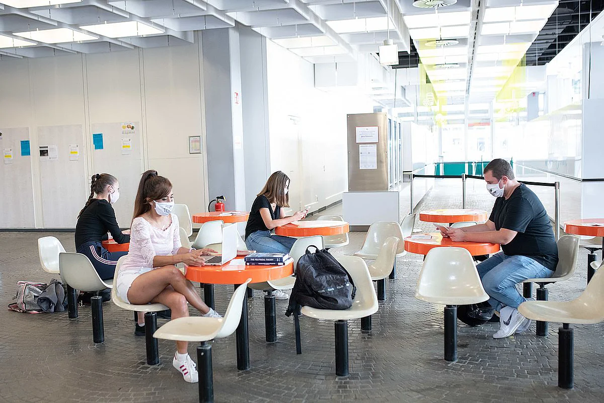 Studierende in der Cafeteria