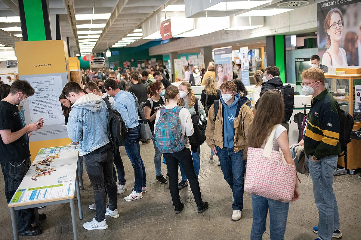 Volles Uni-Forum mit Studierenden