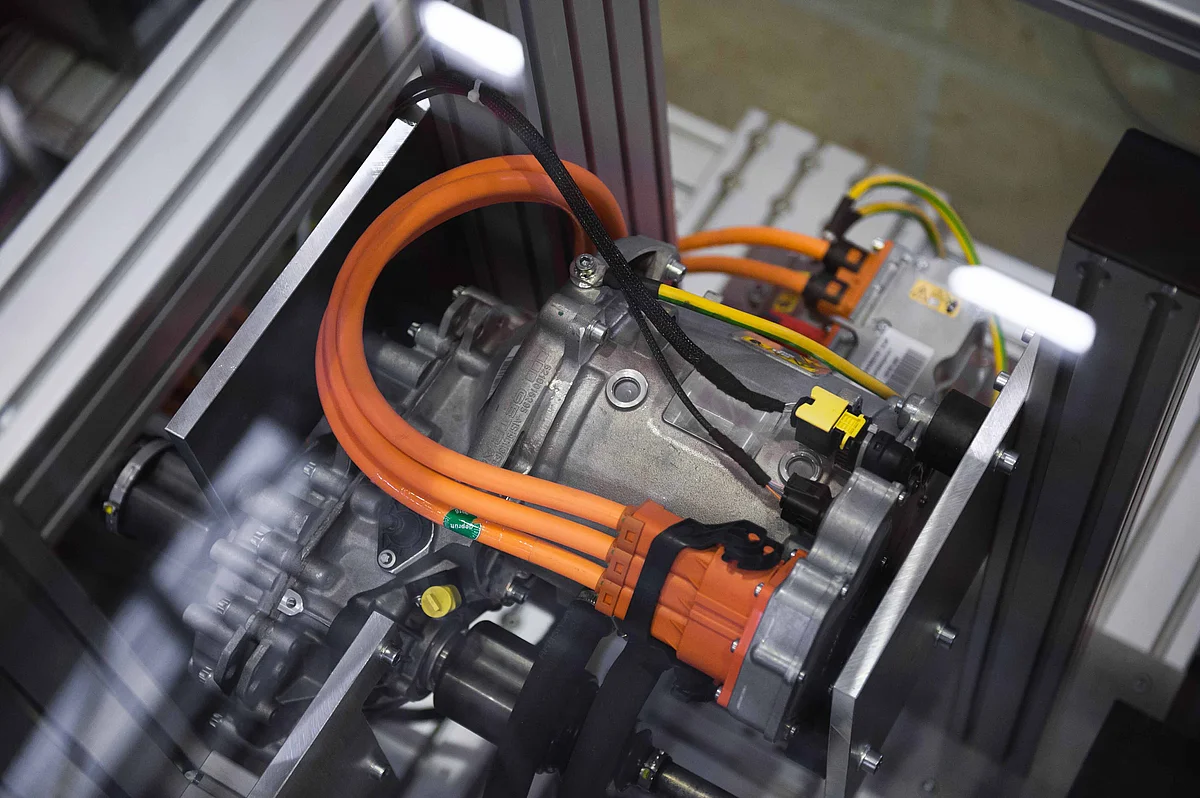 Elektromotor, Umrichter und Getriebe eines Elektrofahrzeugs auf dem Antriebsstrangprüfstand des MRM (Foto: Eberhardt/kiz)
