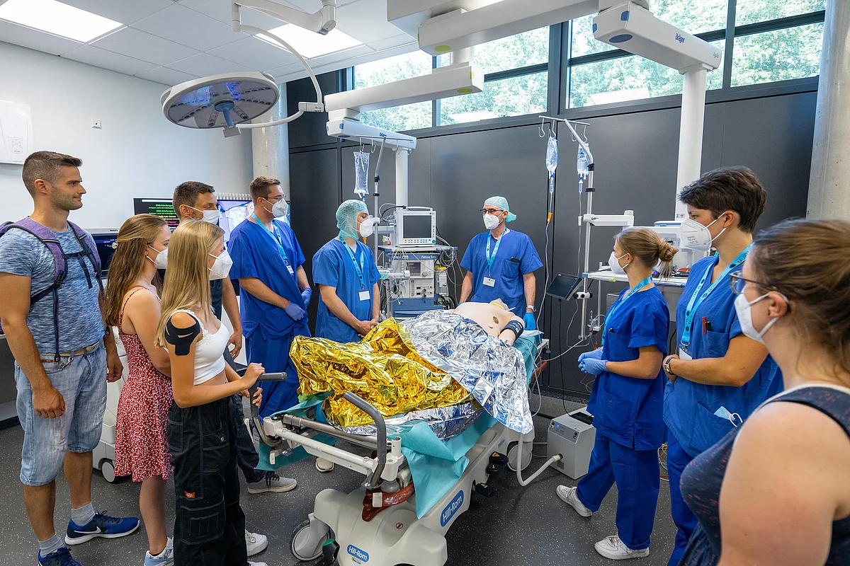 Besucherinnen und Besucher im OP-Saal des Traingshospitals To Train U