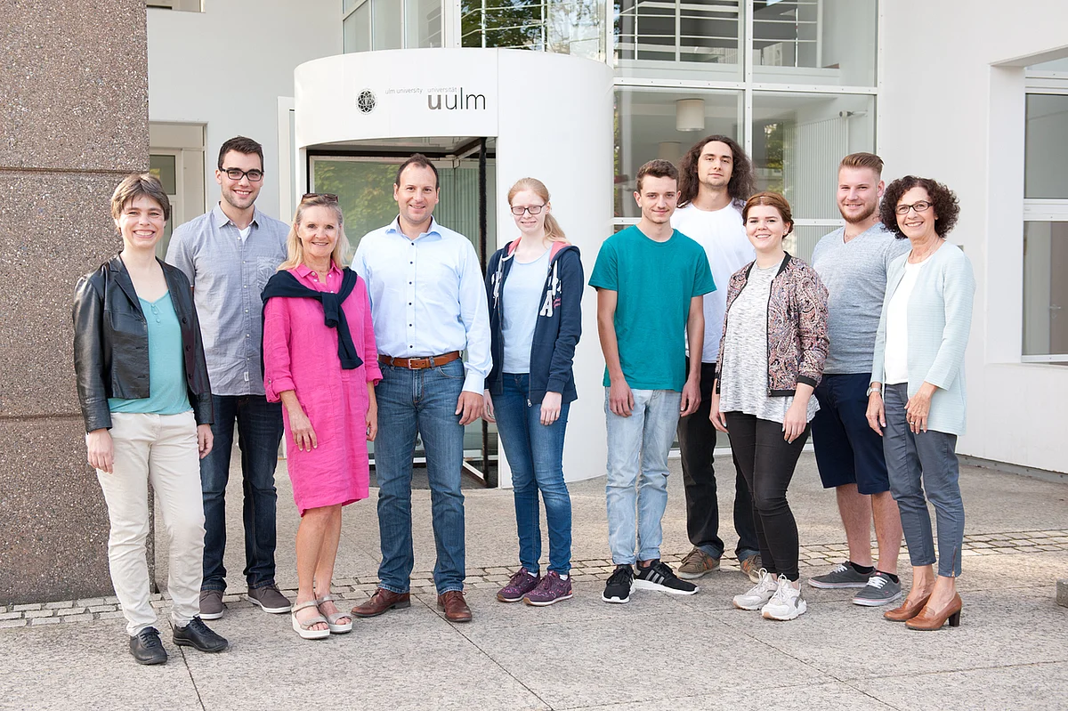 (v.l.) Vizepräsidentin Prof. Irene Bouw, Fabian Pendi, Michaela Hering (Ausbildungsleiterin im Kommunikations- und Informationszentrum), Marcel Schwager, Julia Neuburger, Nicolai Sommer, Denis Oppermann, Julia Greiner und Alexander Hinz mit Elisabeth Lam