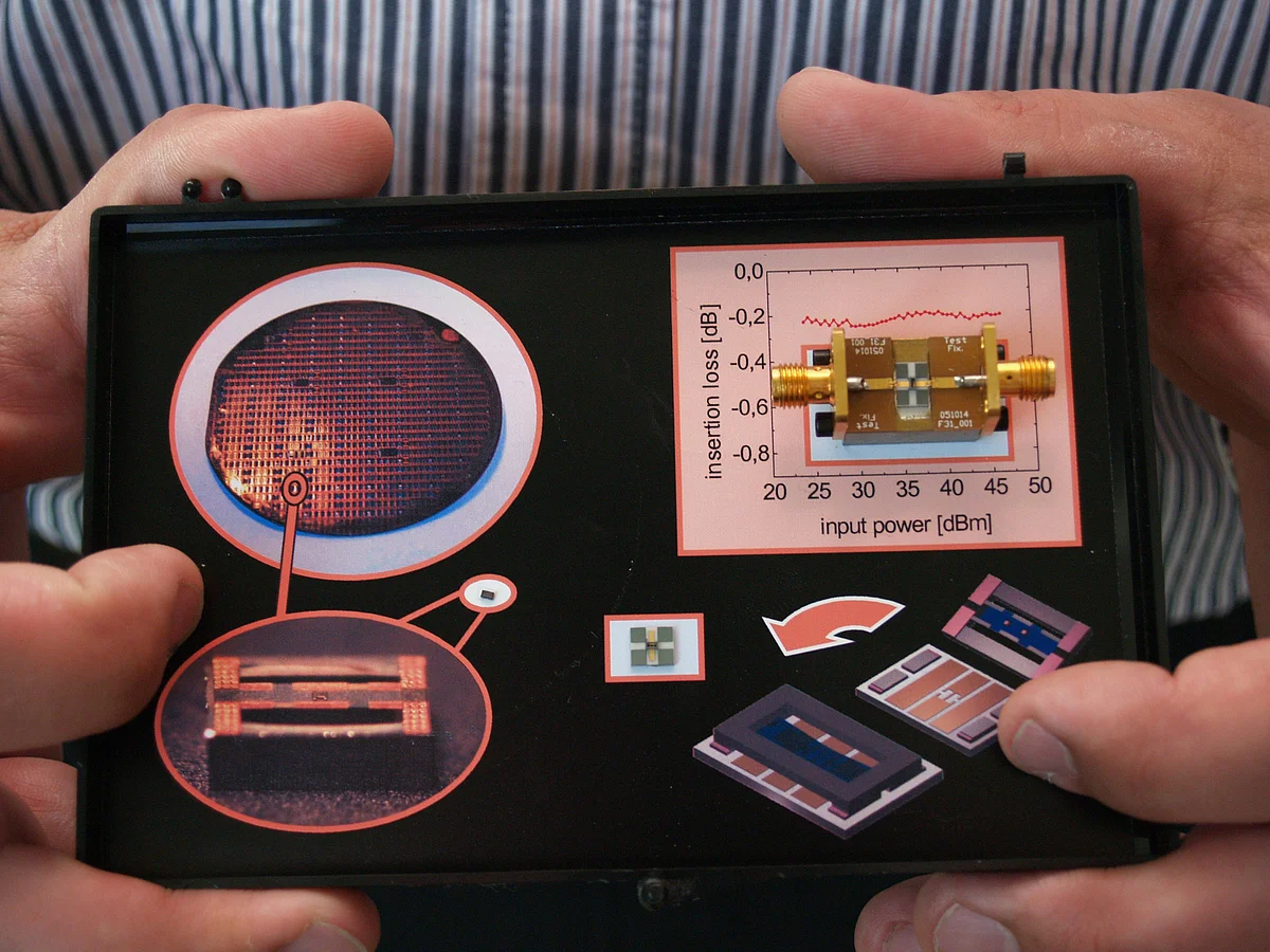 Joachim Kusterer (links) und Michele Dipalo sind stolz auf die von ihnen entwickelten Mikroschalter und Sensoren: "Kennen dazu weltweit keine vergleichbaren Alternativen"
Die Demo-Version des mikromechanischen Hochleistungsschalters auf Diamantbasis: Kon