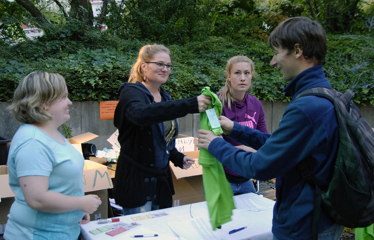 Dr. Nanette Erkelenz verteilt die Teilnehmer-T-Shirts 