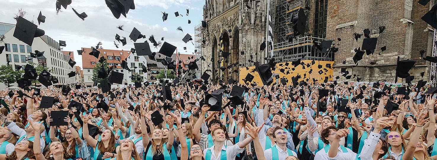 Hutwurf bei der Akademischen Abschlussfeier der Uni Ulm auf dem Münsterplatz Ulm