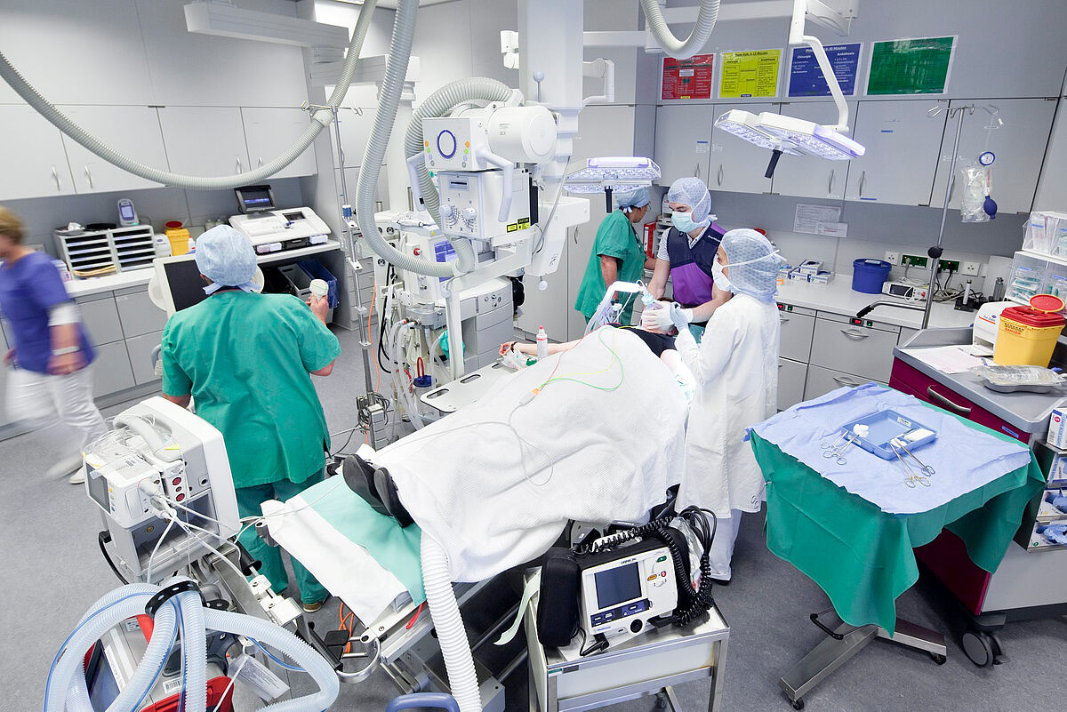Treatment of a patient in a shock room 