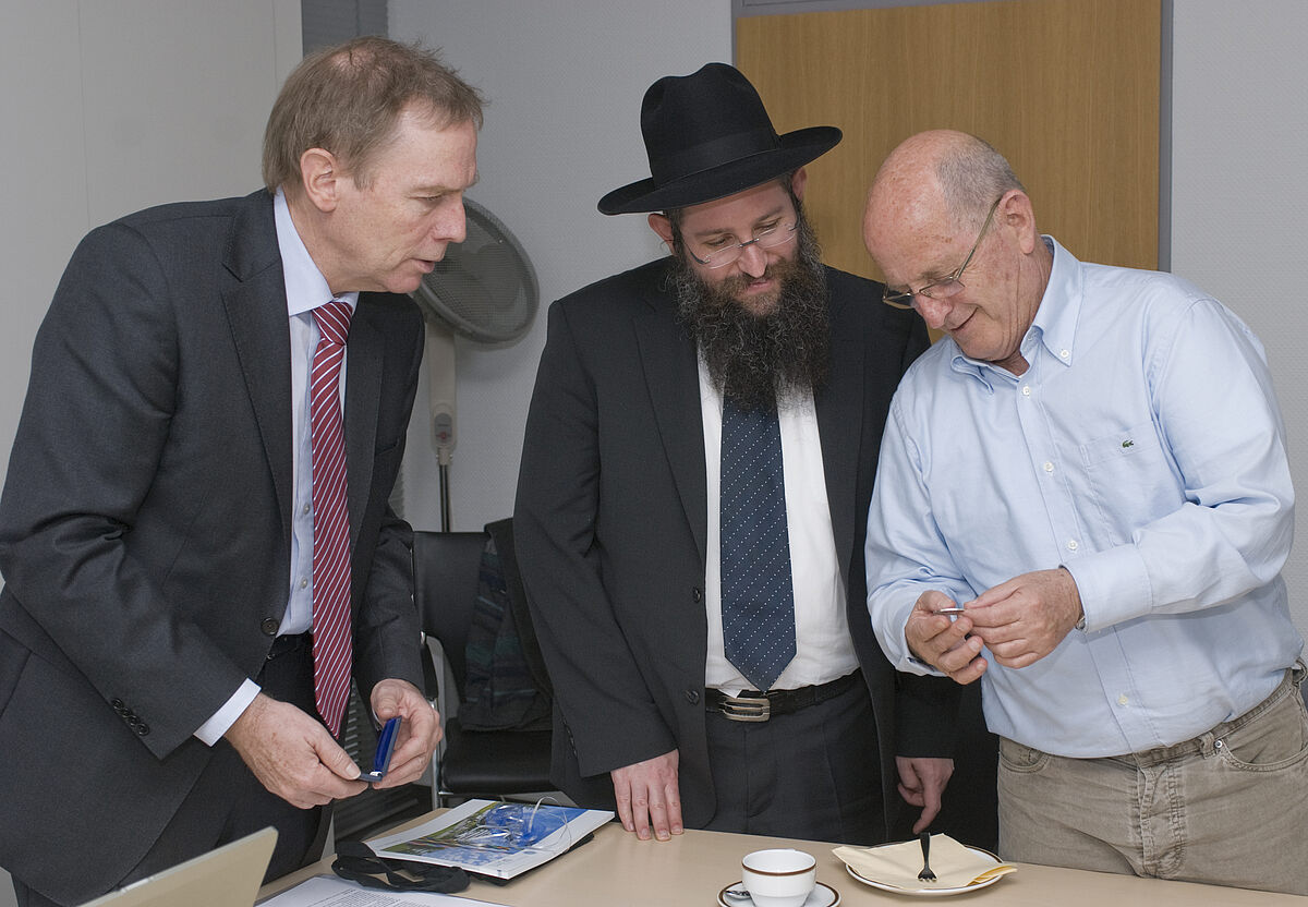 Über die Entwicklung der Universität Ulm und der Wissenschaftsstadt informierte sich der israelische Minister Yossi Peled (rechts)am Donnerstag bei einem Besuch der Uni im Vorfeld der Grundsteinlegung für die neue Ulmer Synagoge. Universitätspräsiden