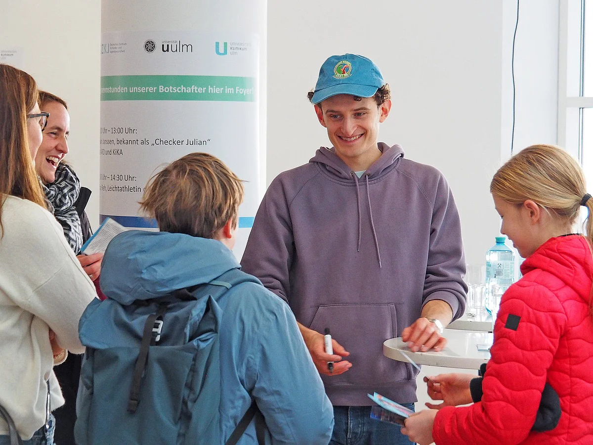 Julian Janssen ist vomn Kindern und Erwachsenen umringt