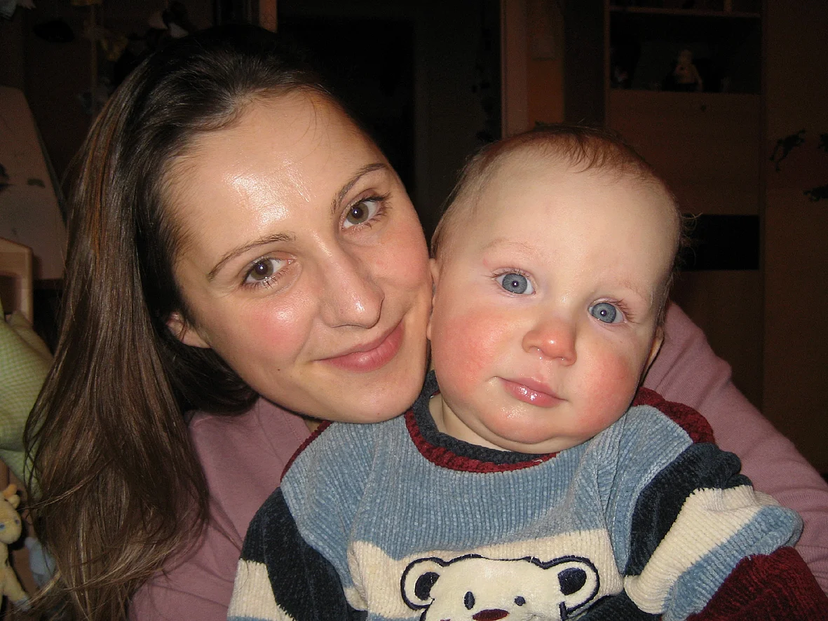 Foto Doreen Siegel mit Sohn Tristan, erste Doktorandin an der Internationalen Graduiertenschule für Molekulare Medizin der Universität Ulm, die mit der Übernahme des Elternbeitrags für einen Platz in der Kindertagesstätte gefördert wird.