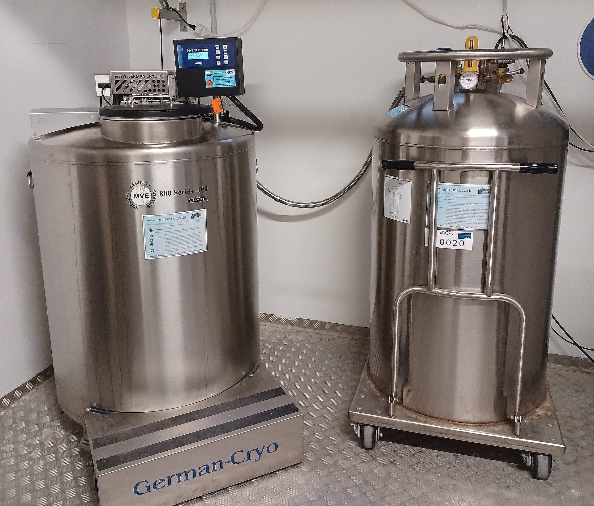 Picture of the cryogenic tanks