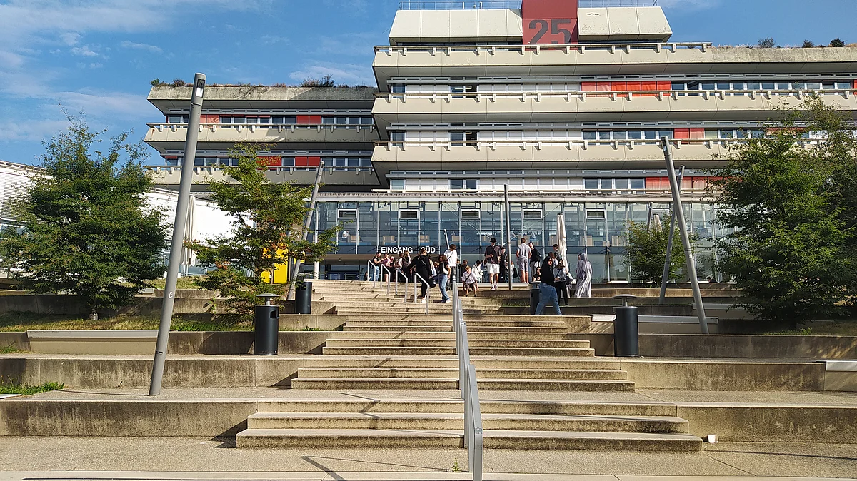 Treppe am Eingang Süd an der Uni Ulm 