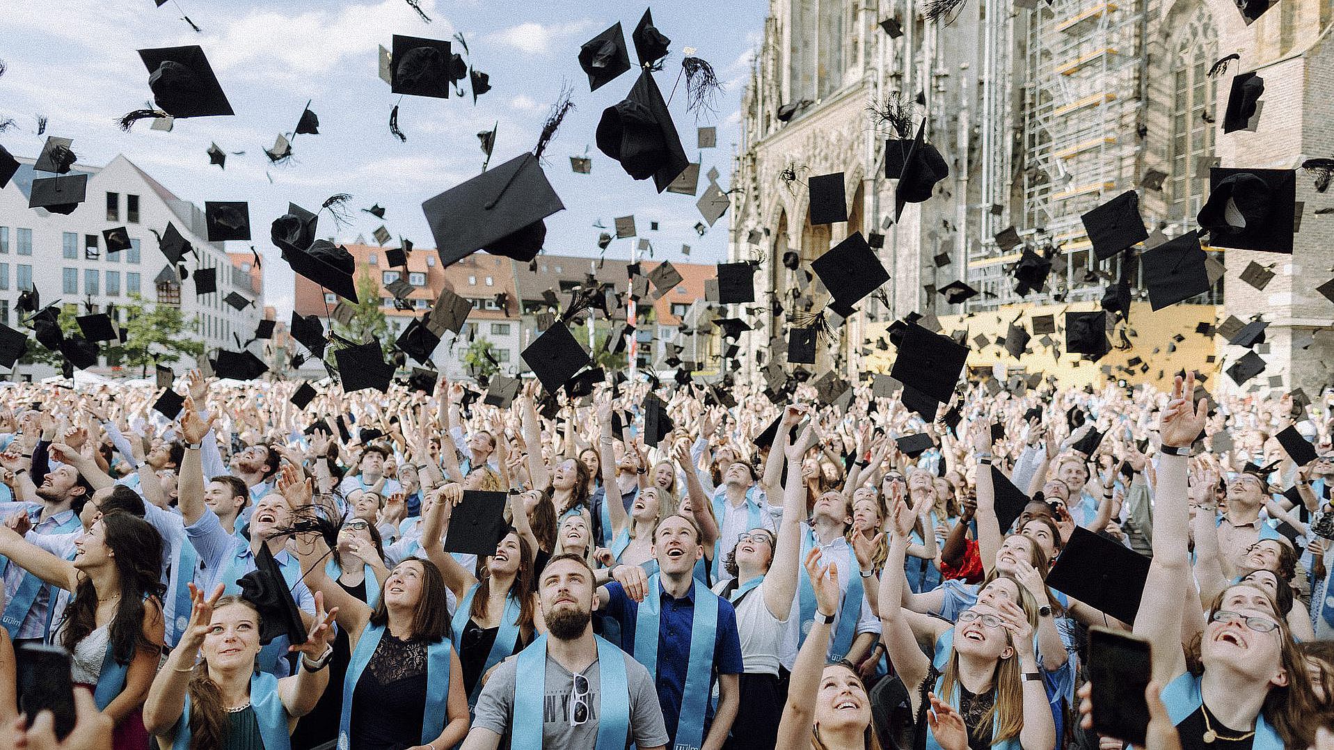 Hütewerfen bei der Akademischen Abschlussfeier der Uni Ulm 2024