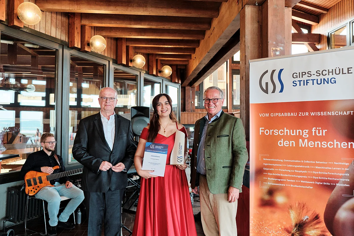 Dr. Rayhane Nchioua (Mitte) erhält den Gips-Schüle-Nachwuchspreis in der Kategorie Lebenswissenschaften.