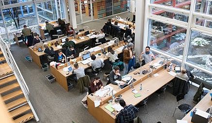 Studierende in der Bibliothek