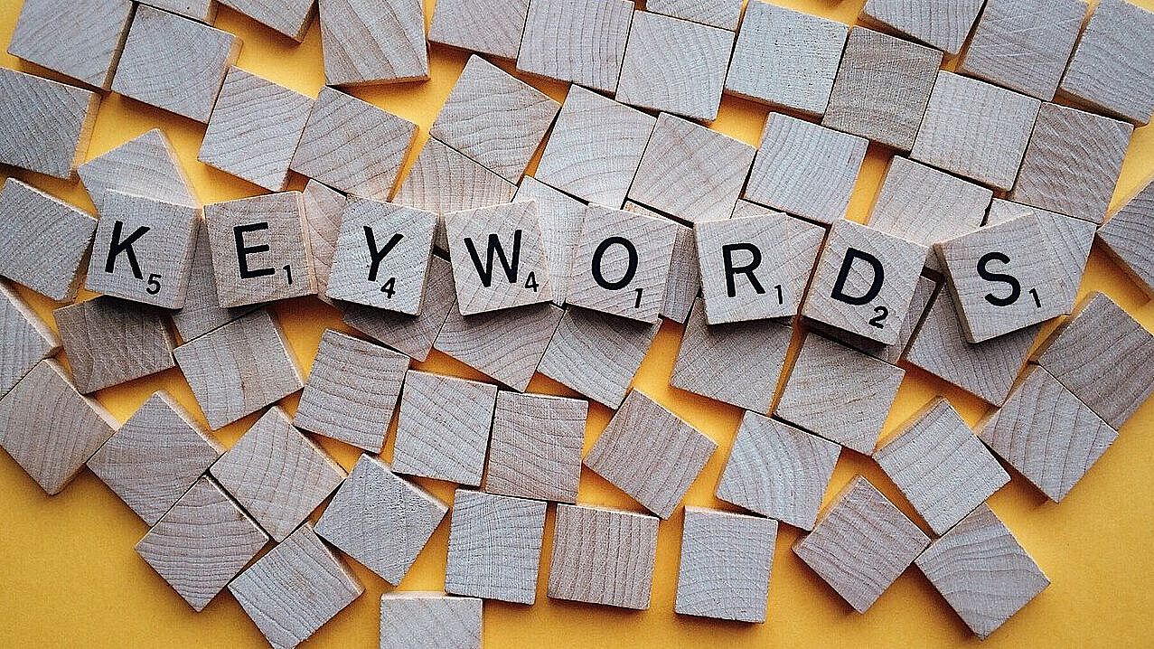 Das Wort Keywords aus Scrabble-Buchstaben gelegt als Symbolbild für Keywords auf barrierefreien Webseiten